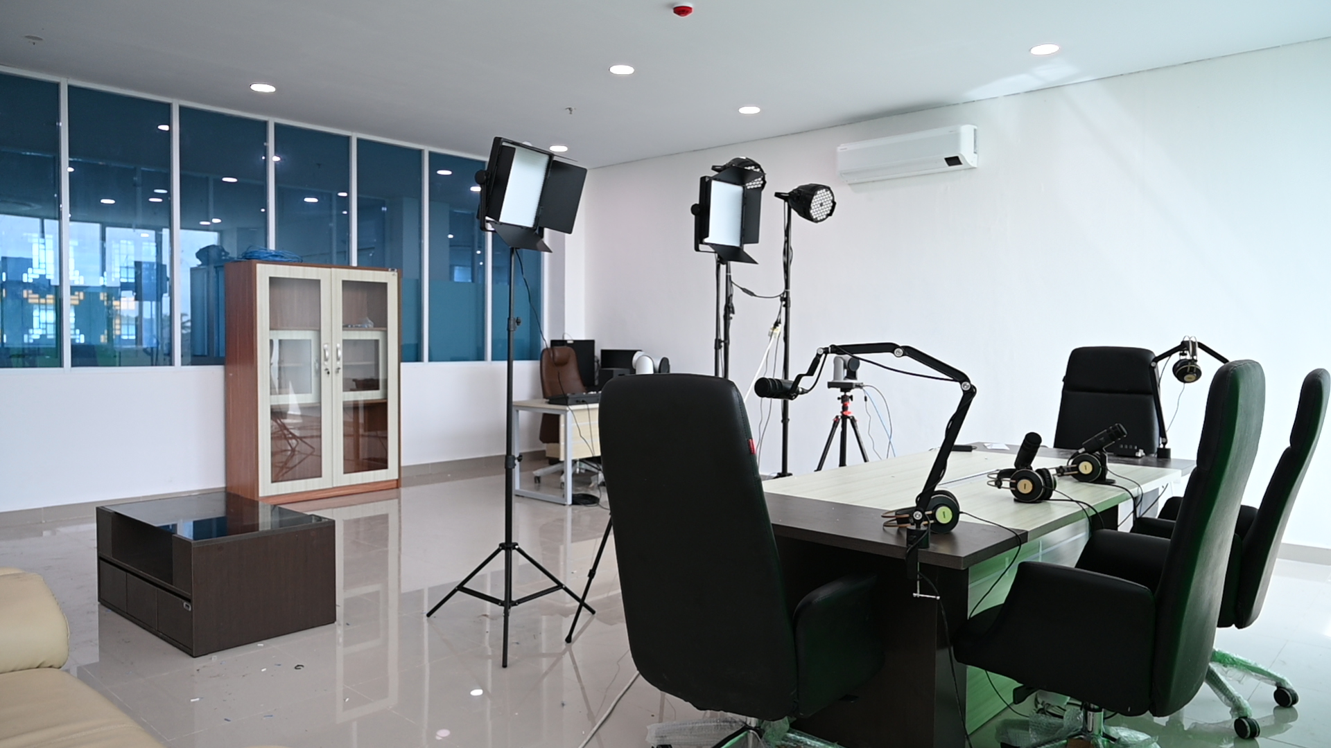 Studio Studio Radio Image